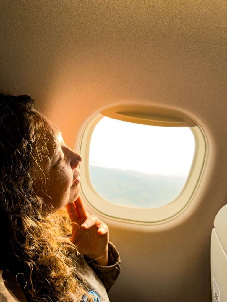 viajar-para-conectar-conmigo-voz-interna Mujer viajando en silencio para conectar con su voz interna y encontrar claridad emocional.